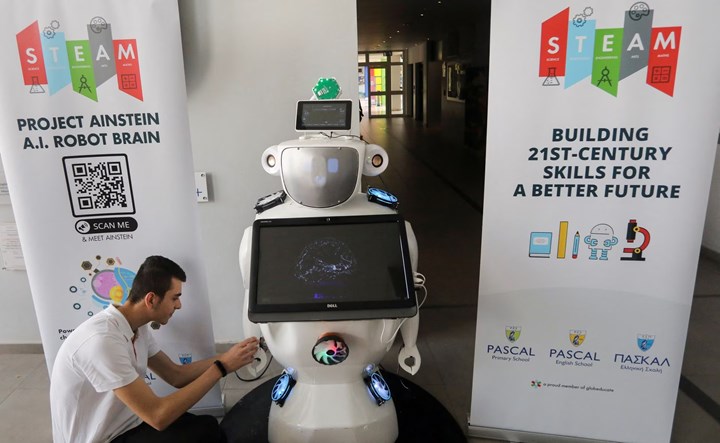 ChatGPT destekli insansı robot Güney Kıbrıs’ta sınıflara girdi