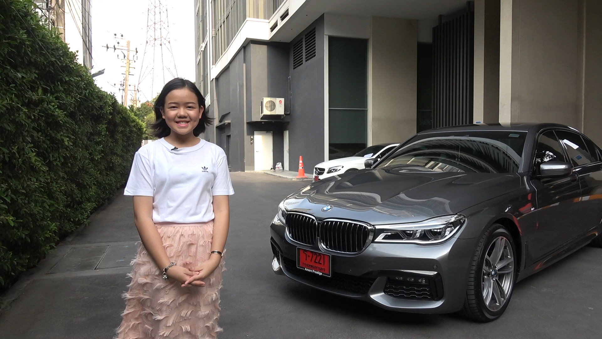 She is 12. BMW 7 2014 девочки. БМВ В Тайланде. БМВ 7 одноклассник китаец. В Малайзии 5 летней девочке подарили машину.