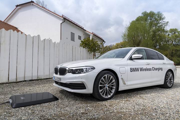 BMW, elektrikli ve hibrit araçları için kablosuz şarj cihazı satışa sunacak