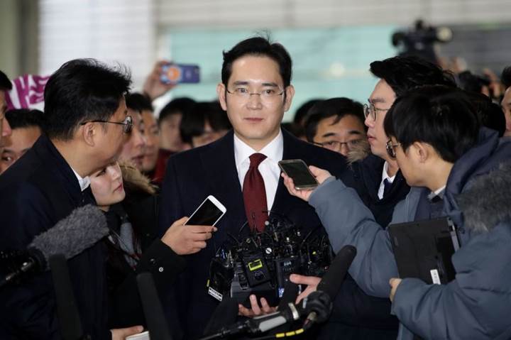 Samsung'un veliahtı rüşvet skandalı nedeniyle mahkeme karşısına çıktı