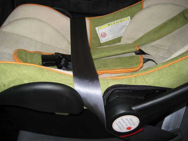  Arabaya bebek koltuğu nasıl takılır?